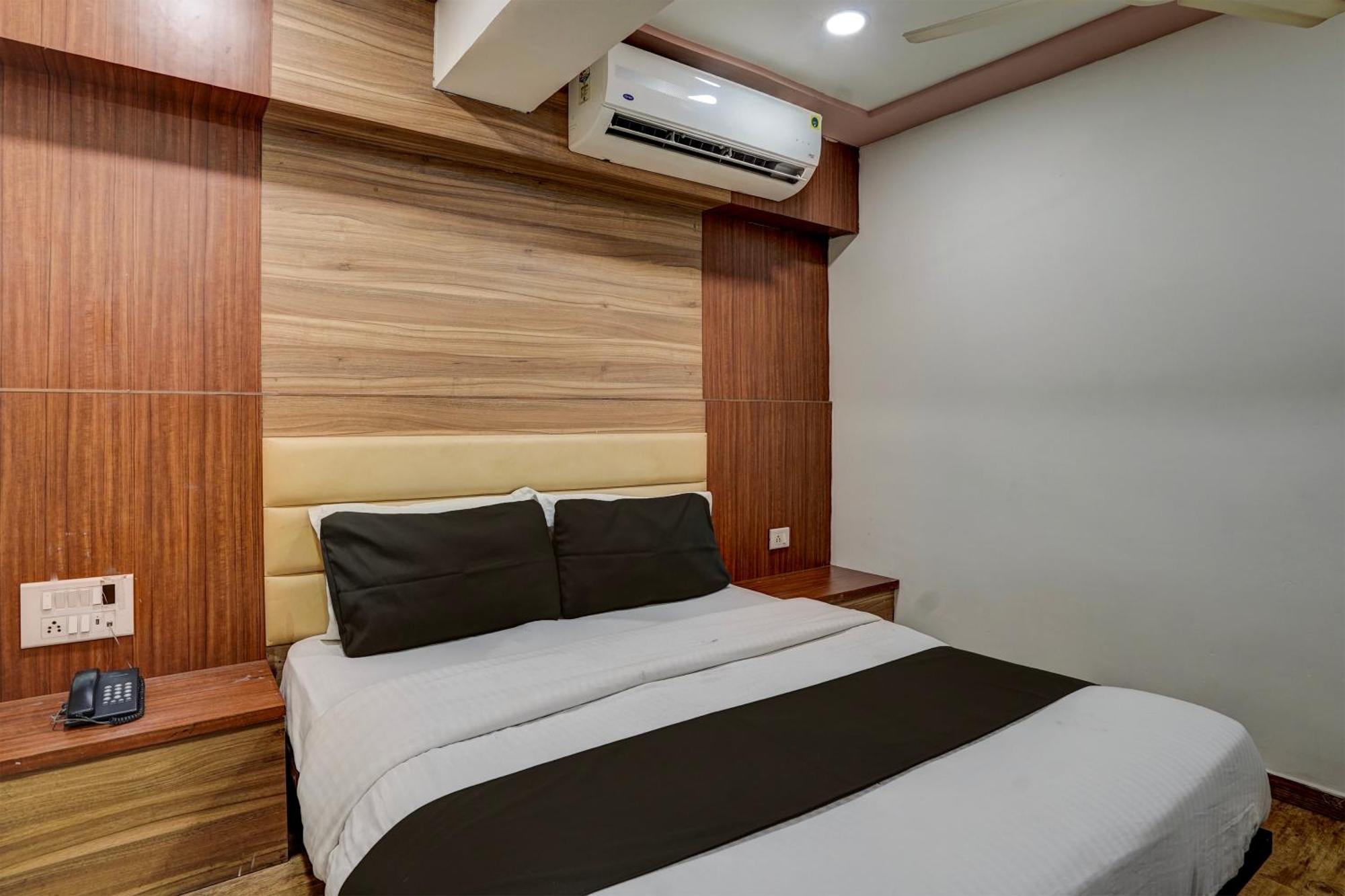 OYO 81037 Hotel Palak Ahmedabad Bagian luar foto