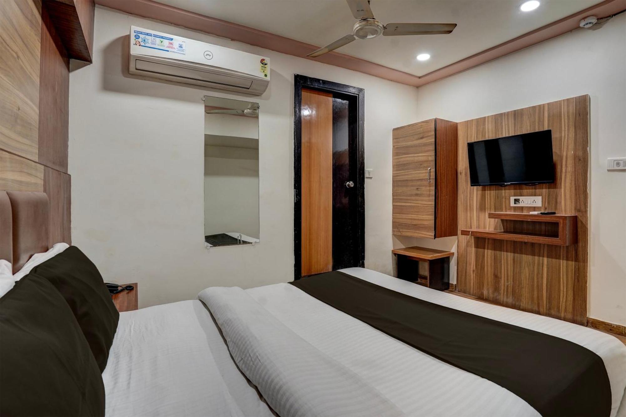 OYO 81037 Hotel Palak Ahmedabad Bagian luar foto